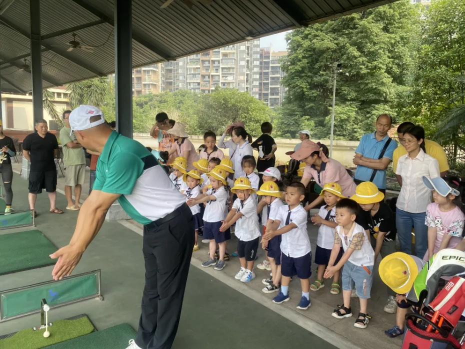 孩子在户外参与高尔夫特色活动