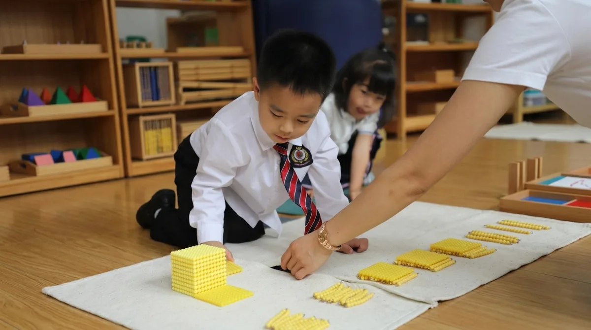 孩子操作蒙氏感官教具