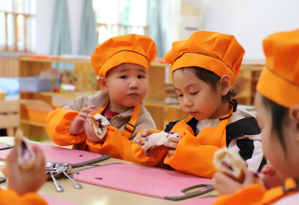 孩子参与烘焙课程制作点心