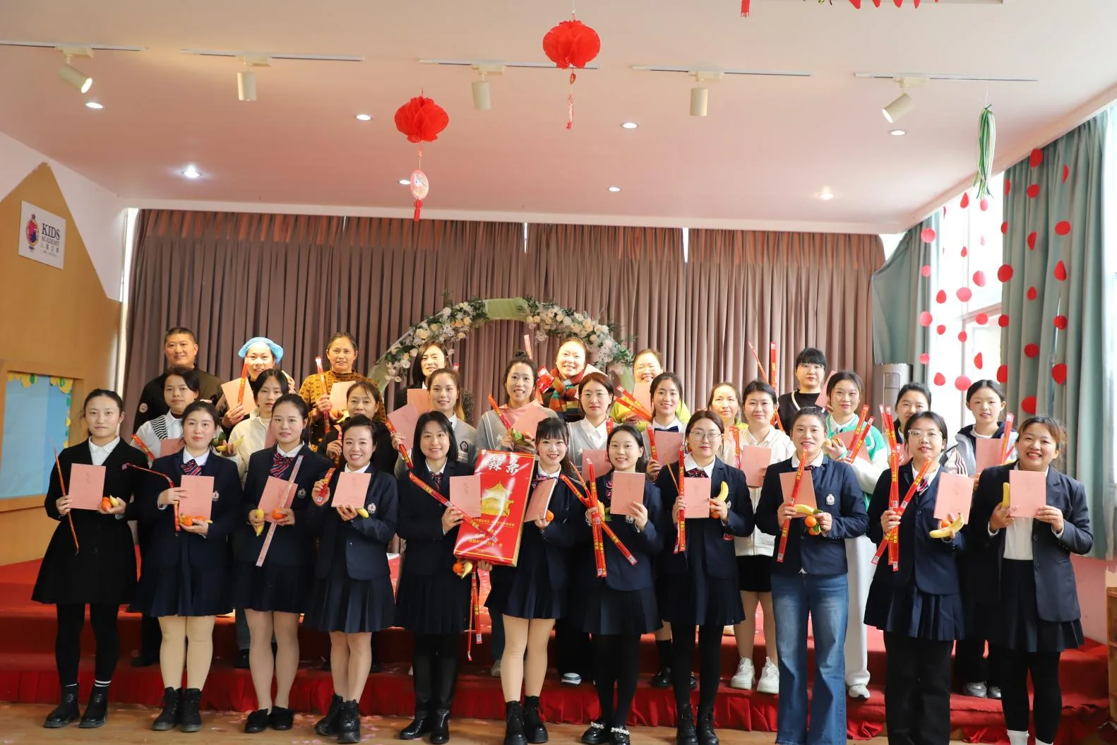 青苹果幼儿园教师团队合影